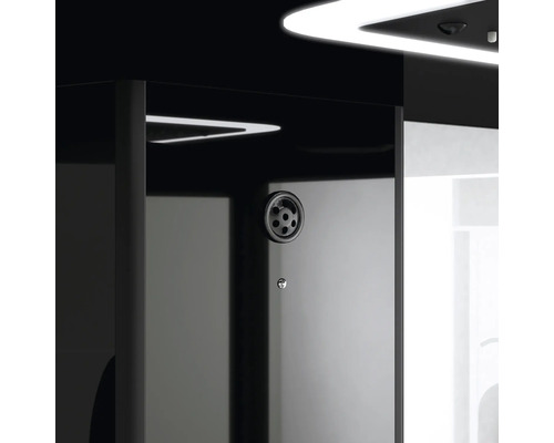 Detailný záber kúpeľňovej skrinky s odtokovou zátkou