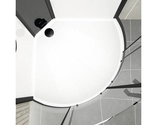 Pohľad zhora na sprchovací kút s čiernym rámom a okrúhlou sprchovacou vaničkou