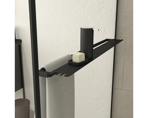 Detailný záber držiaka na uteráky s uterákom, mydlom a dávkovačom mydla v kúpeľni