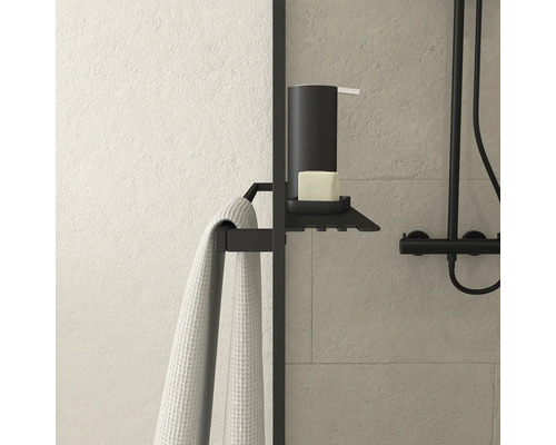 Vybavenie kúpeľne s uterákom, mydlom a dávkovačom mydla