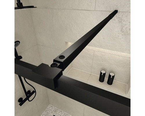 Detailný záber sprchovacieho kúta s čiernym rámom