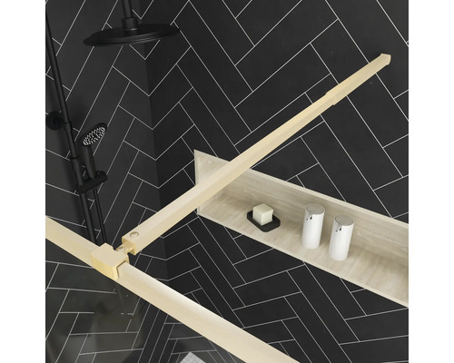 Moderná kúpeľňa s čiernym rybím vzorom, sprchová armatúra a úložný priestor