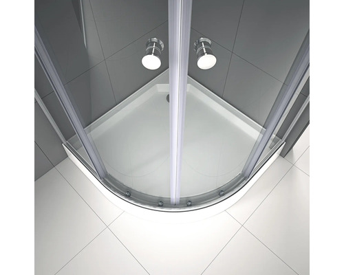 Rohová sprcha s čírymi sklenenými stenami a strieborným kovaním zhora