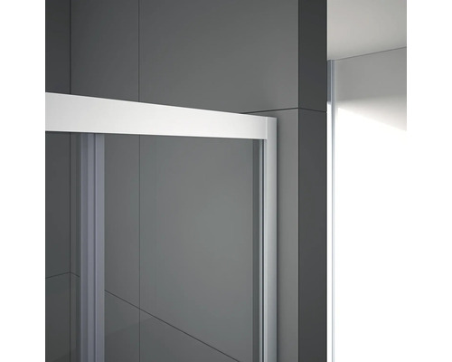 Detail sprchovacieho kúta s posuvnými dverami