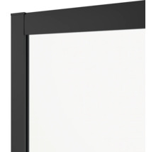 Detailný pohľad na čierny okenný rám