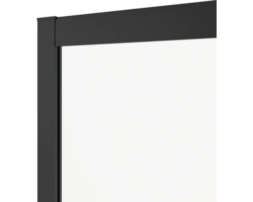 Detailný pohľad na čierny okenný rám