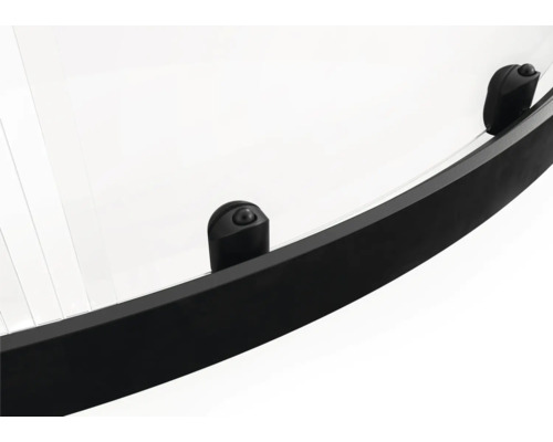 Detail sprchovej zásteny s čiernym rámom