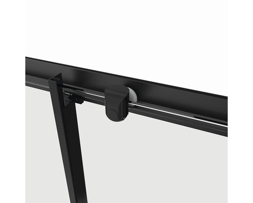 Detail sprchovacieho kúta s posuvnými dverami a vedením koliesok