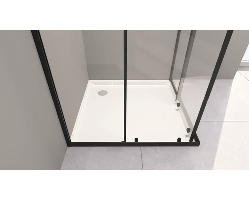 Rohová sprcha so sprchovacou vaničkou a čiernym rámom.