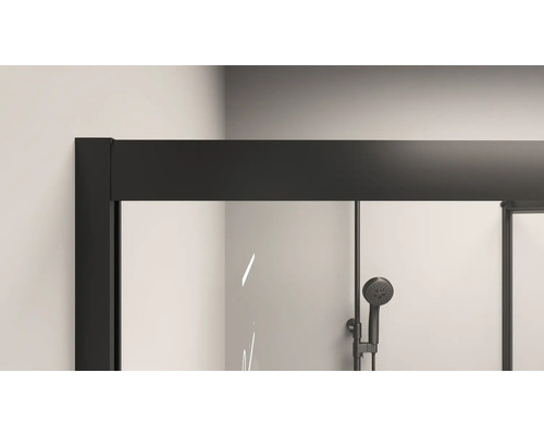 Detail sprchovacieho kúta s čiernym rámom a sprchovou hlavicou