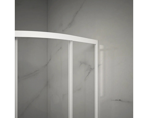 Detailný záber sprchovacieho kúta s posuvnými dverami a bielym rámom pred obloženou stenou