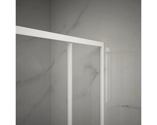 Detail sprchovacieho kúta s rámom