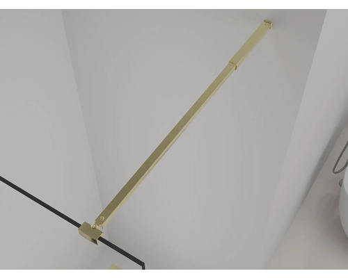 Zlatá sprchová tyč namontovaná na strope