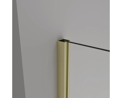 Detail sprchovacieho kúta so zlatým rámom