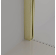 Detailný pohľad na zlatý rám dverí