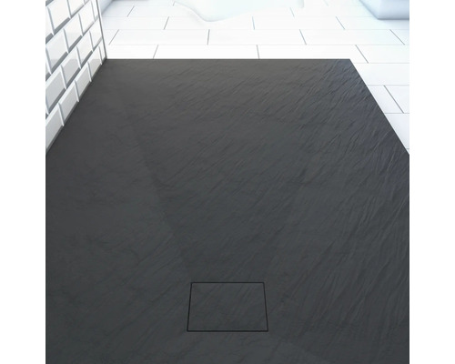 Kamenná sprchová vanička v úrovni podlahy s odtokom