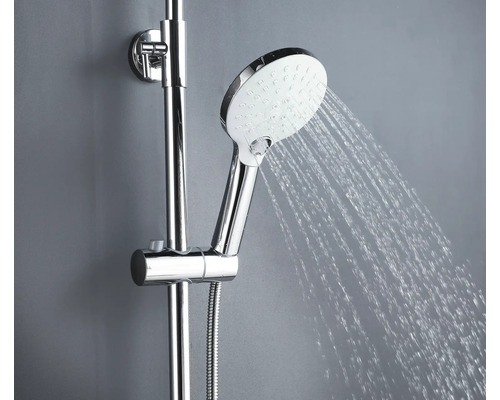 Sprchová hlavica s prúdom vody a držiakom