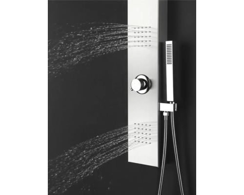 Nerezový sprchový panel s ručnou sprchou a masážnymi tryskami v prevádzke.