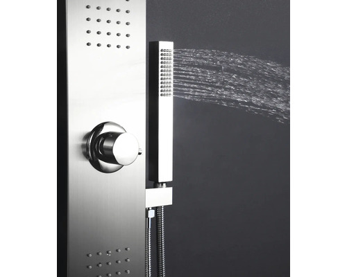 Nerezový sprchový panel s ručnou sprchou a masážnymi tryskami v prevádzke