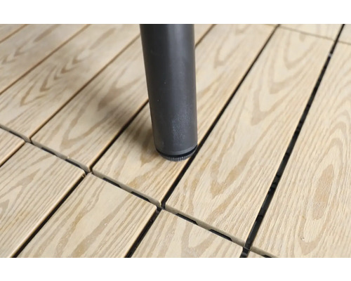 Detail drevených terasových dosiek s nohou nábytku