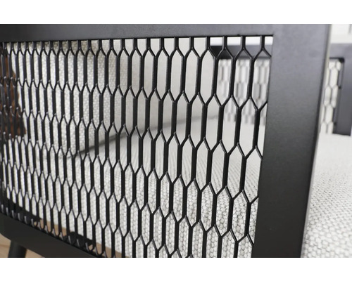 Detailný pohľad na záhradnú stoličku s kovovým mriežkovým vzorom.