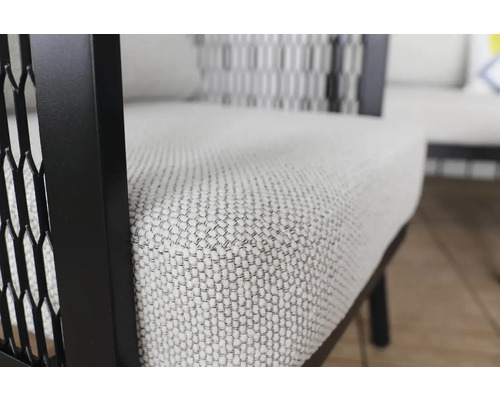 Detail záhradnej stoličky so sedákom a kovovým rámom