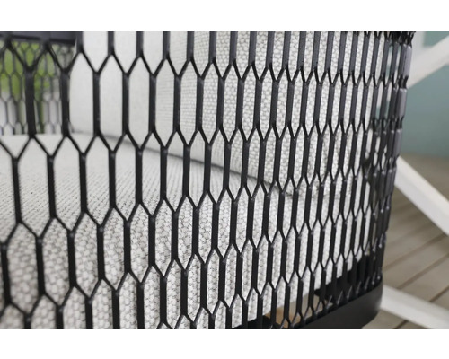 Detailný pohľad na čiernu kovovú stoličku s vankúšom