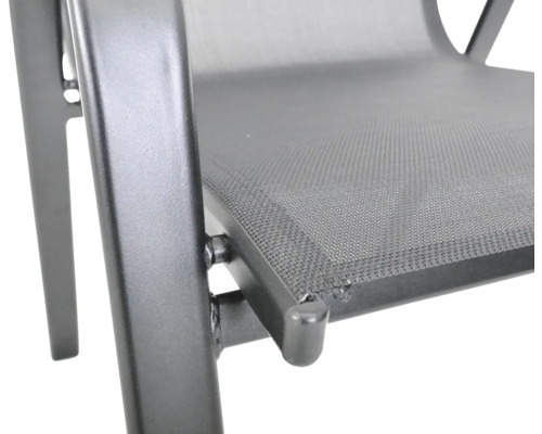 Detail záhradnej stoličky s kovovým rámom a textilným poťahom