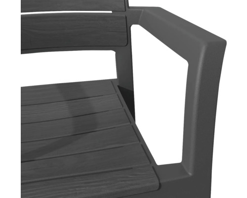 Detail záhradnej stoličky s opierkou a drevenou štruktúrou