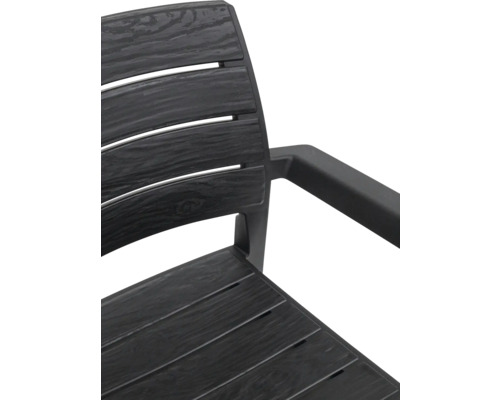 Detailný pohľad na záhradnú stoličku s opierkou na ruky z plastu