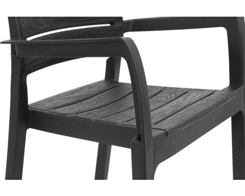 Plastová stolička s podrúčkami