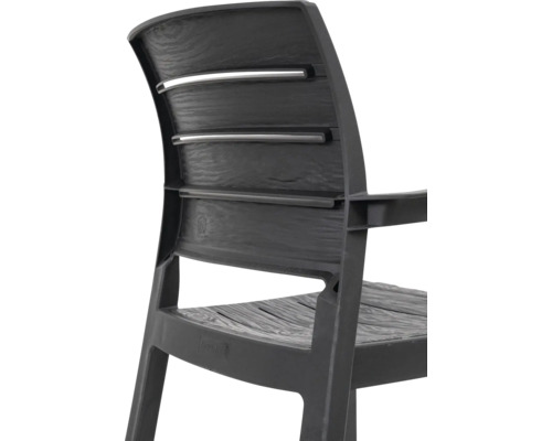 Detail plastovej záhradnej stoličky s opierkou na ruky