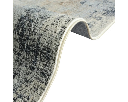 Detailný pohľad na vzorovaný koberec s obšitými okrajmi