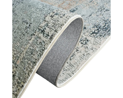 Zrolovaný koberec so vzorom