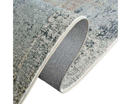 Detailný pohľad na zrolovaný koberec s abstraktným vzorom