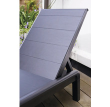 Detailný pohľad na čierne záhradné ležadlo s nastaviteľným operadlom.