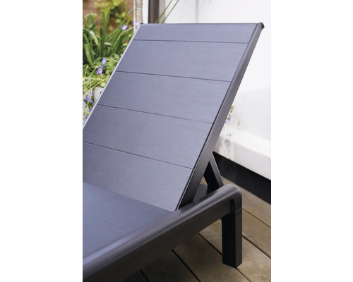 Detailný pohľad na čierne záhradné ležadlo s nastaviteľným operadlom.