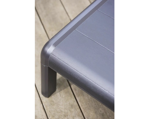 Detail plastového záhradného stola