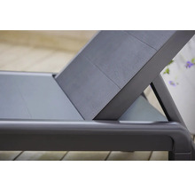 Detailný pohľad na nastaviteľné záhradné ležadlo s kovovým rámom