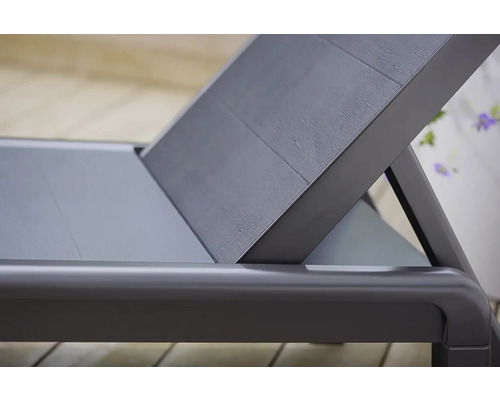 Detailný pohľad na nastaviteľné záhradné ležadlo s kovovým rámom