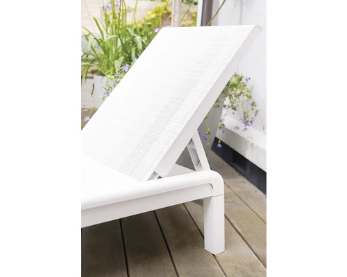 Biele plastové záhradné ležadlo s nastaviteľným operadlom