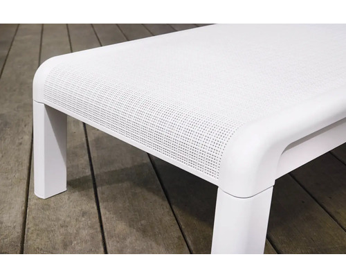 Detailný pohľad na biele záhradné ležadlo s perforovaným povrchom a zaoblenými rohmi.