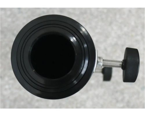 Čierna rúrková prípojka so skrutkovou svorkou