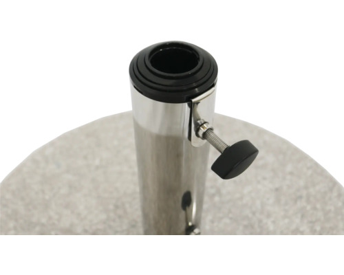 Detailný pohľad na kovový stojan slnečníka so zaisťovacou skrutkou