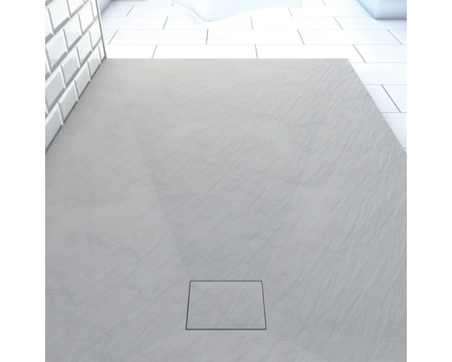 Sprchovací kút v úrovni podlahy s obdĺžnikovým odtokom