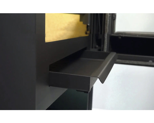 Detailný pohľad na krbové kachle so zásuvkou na popol