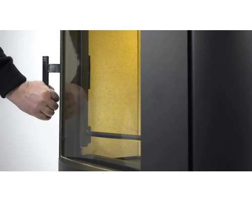 Detailný pohľad na kachle na drevo pri otváraní dvierok