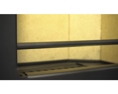 Interiér kachlí s roštom a tyčou