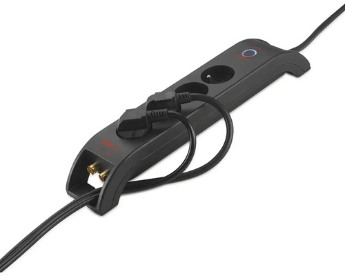 Čierna predlžovacia zásuvka so zástrčkou