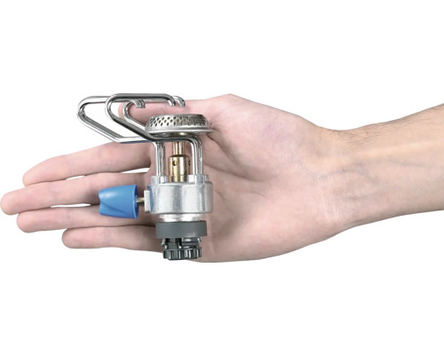 Ruka drží prenosný kempingový varič